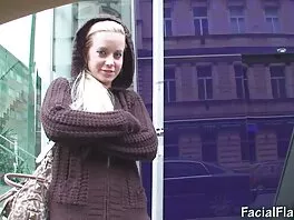 Busty սիրողական տիկինը շատ է սիրում ծիծաղել