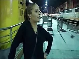 Մի շիկահեր ծծում է պեկերին