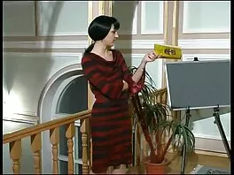 Հարբած պոռնիկը լափում է շիշը