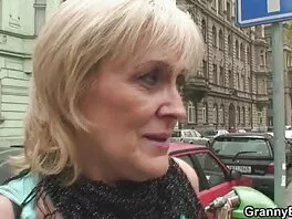 Busty կինը handjob իմ մեծ dick