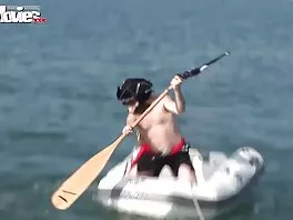 Երիտասարդ շիկահեր ծծող ձագ