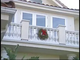 Թխահեր աղջկան լիզում են